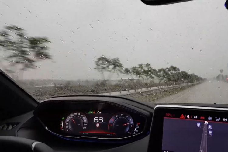 Cara Aman Mengemudi di Tengah Hujan dengan Visibilitas Minim