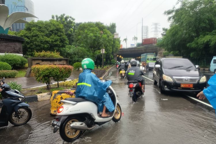 Kalau Harus Melewati Genangan Banjir, Bisa Ikuti Motor di Depan