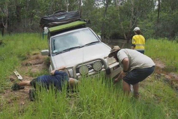 mobil, peta digital, Google Maps, aman berkendara, mobil tersesat di sawah, Video Sejumlah Mobil Masuk Sawah Gara-gara Google Maps