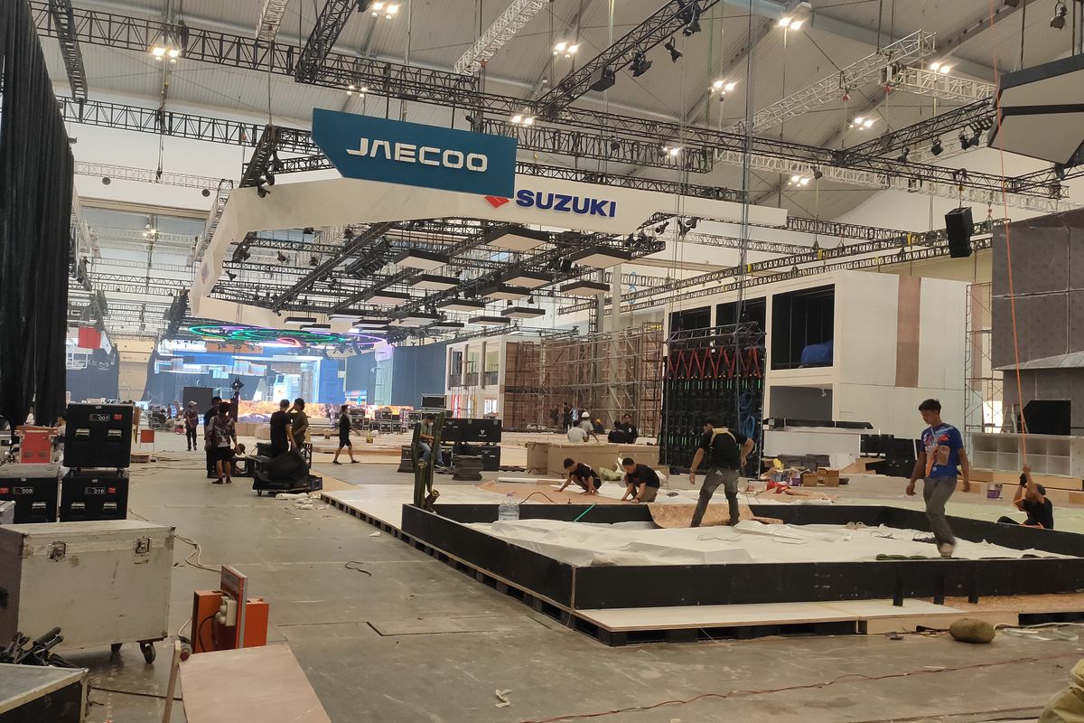 GIIAS, GIIAS 2025, pameran otomotif, merek otomotif, Intip Persiapan Booth Pameran Jelang GIIAS 2025