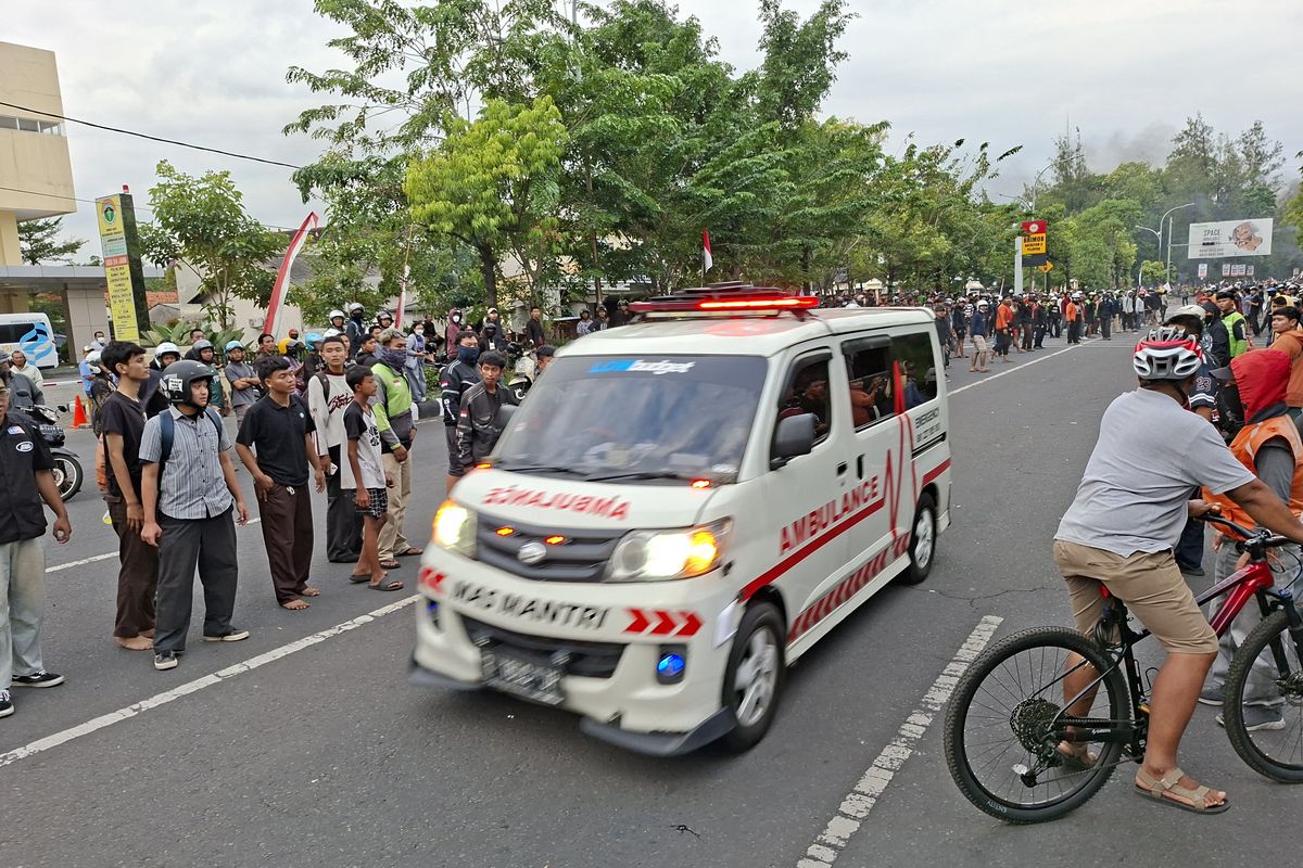 rotator, kendaraan prioritas, sirine, Strobo, penyalahgunaan strobo, Perbedaan Warna Rotator Menurut Peraturan: Fungsi dan Pemilik yang Sah