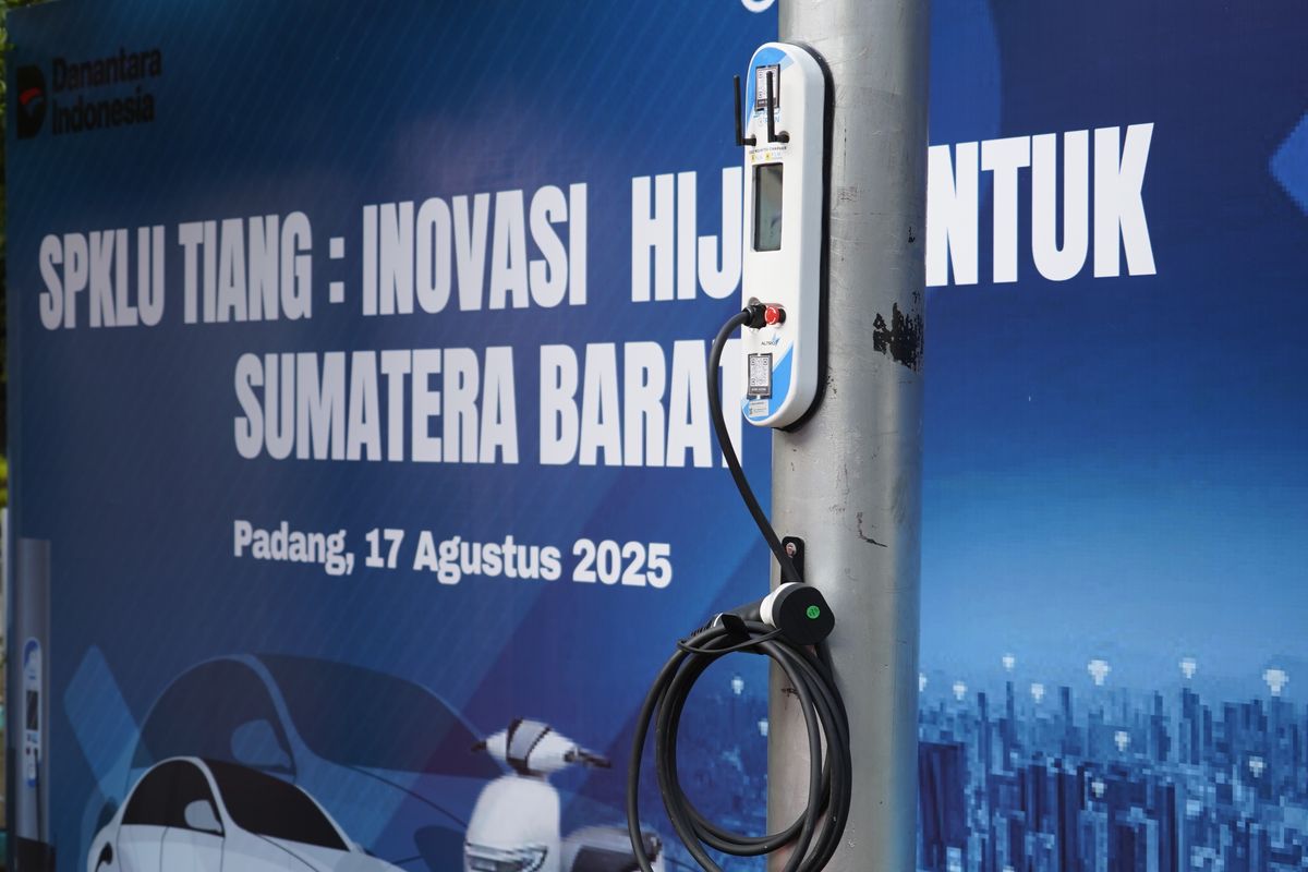Astra Otoparts, tiang listrik, SPKLU, PLN dan Velasto Bangun SPKLU Pertama yang Menempel di Tiang Listrik