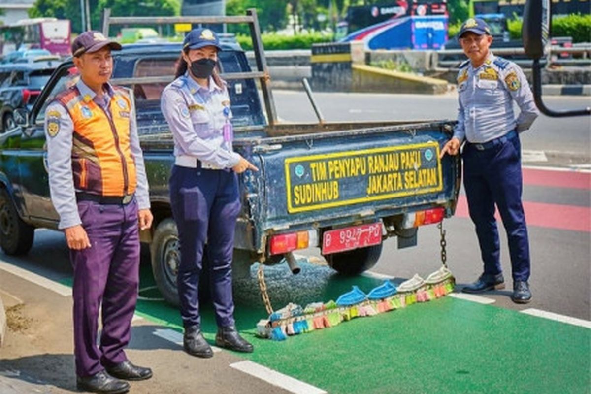 paku, ranjau paku, ban bocor, ban kempis, ranjau paku di jakarta, Enam Lokasi Rawan Ranjau Paku di Jakarta, Pengendara Harus Waspada