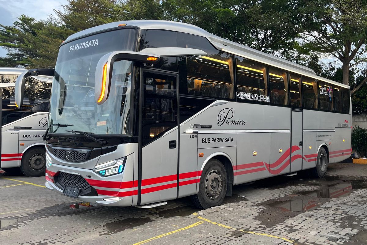 bus pariwisata, Mercedes-benz, PO Bus, OF 1623, White Horse, Bus Baru White Horse: Pakai Sasis Bermesin Depan