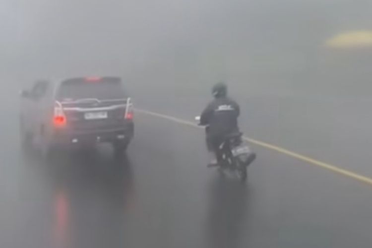 Panduan Aman Berkendara Mobil di Musim Hujan