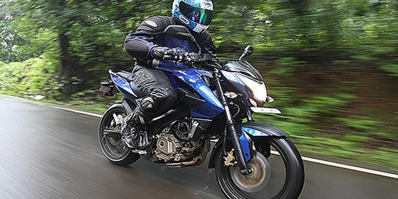 Teknik Aman Naik Motor di Jalan Licin Saat Musim Hujan