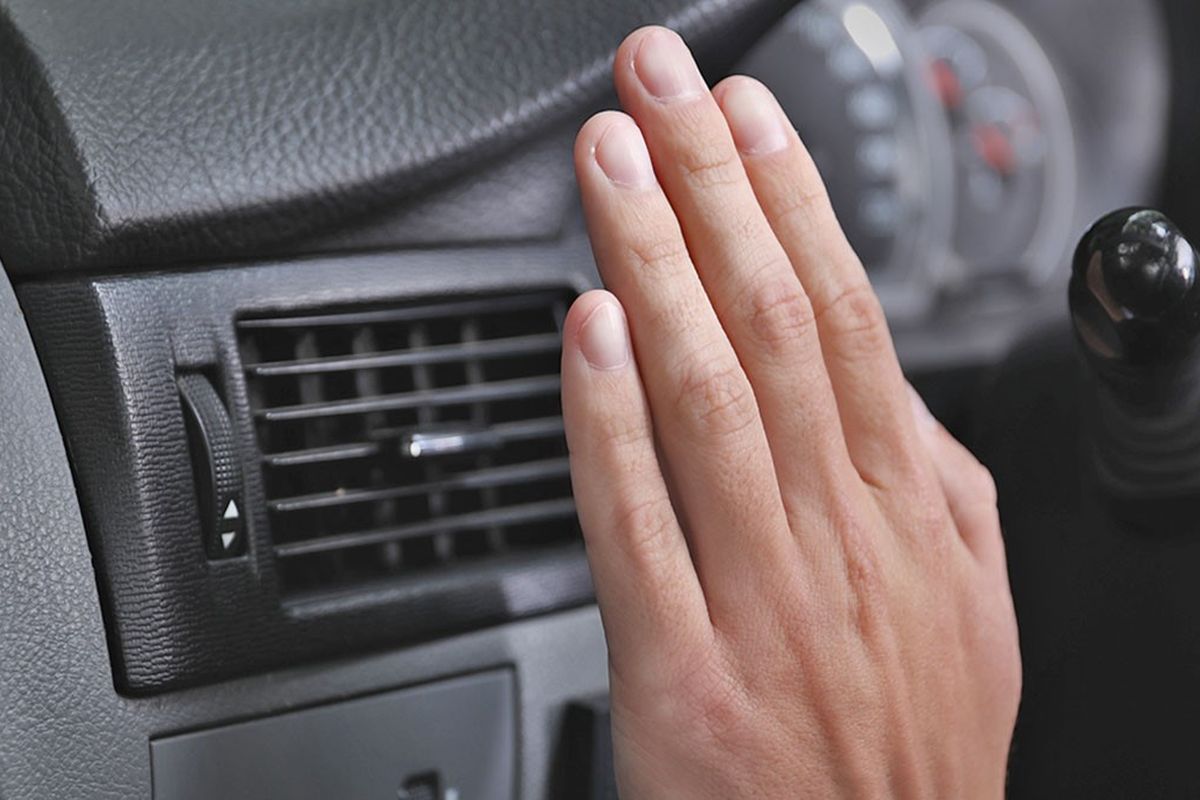 ac mobil tidak dingin, Servis AC mobil, gejala AC bermasalah, perawatan sistem pendingin, Cara Mengetahui AC Mobil Perlu Servis Menyeluruh