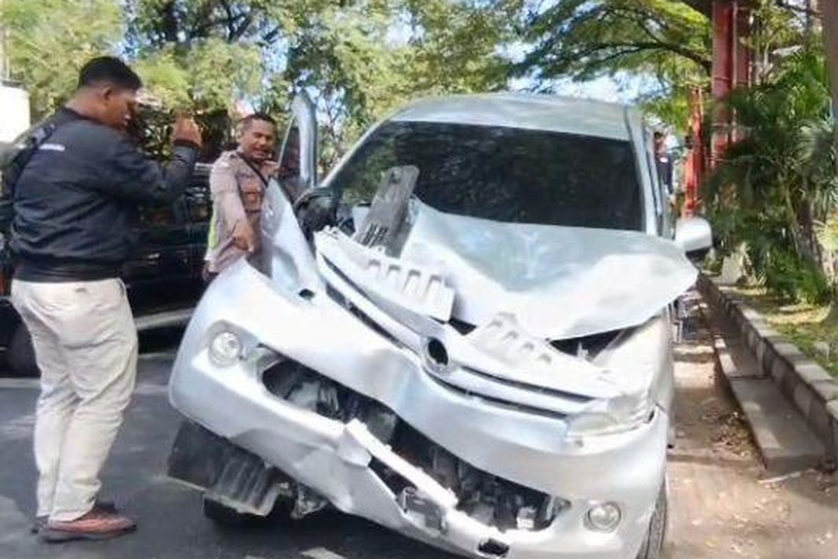 SOLO, Solo, Daihatsu Xenia, daihatsu xenia, mobil tertabrak kereta api, KA Batara Krena, mobil ojek online, Mobil Taksi Online Tertabrak KA Batara Kresna di Solo, Sopir Kurang Waspada
