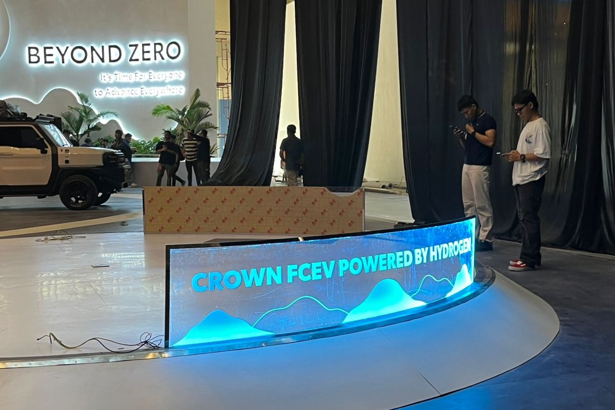 GIIAS 2025, Crown FCEV, Toyota Crown, Toyota Crown FCEV, mobil hidrogen, Toyota Hadirkan Crown FCEV di GIIAS 2025