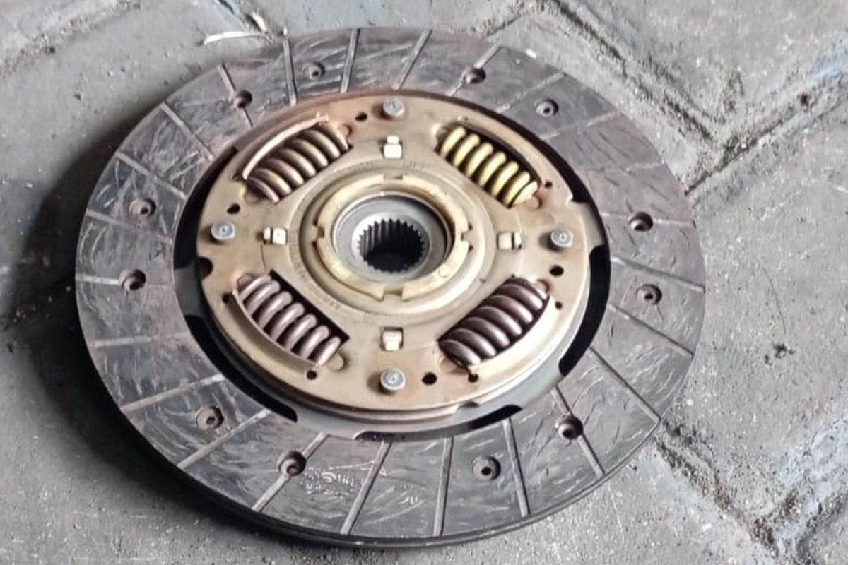 kopling mobil manual, Tanda kopling minta ganti, tanda kopling aus, Setelah Dipakai Mudik, Wajib Cek Performa Kopling Mobil Manual