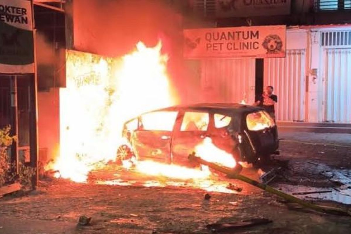 Kecelakaan tunggal, Kota Malang, micro sleep, Honda Jazz terbakar, kecelakaan tunggal, Tragedi Kecelakaan di Kota Malang: Mobil Terbakar