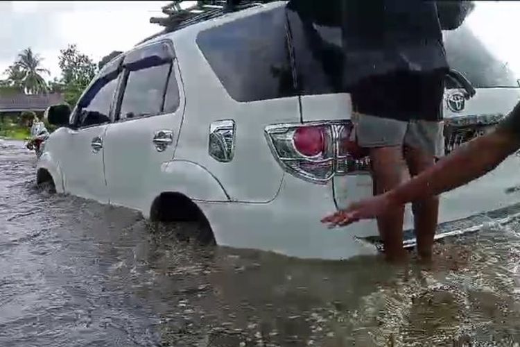 Bali, mobil, banjir, penanganan, Banjir di Bali: Begini Cara Menangani Mobil yang Sudah Terendam