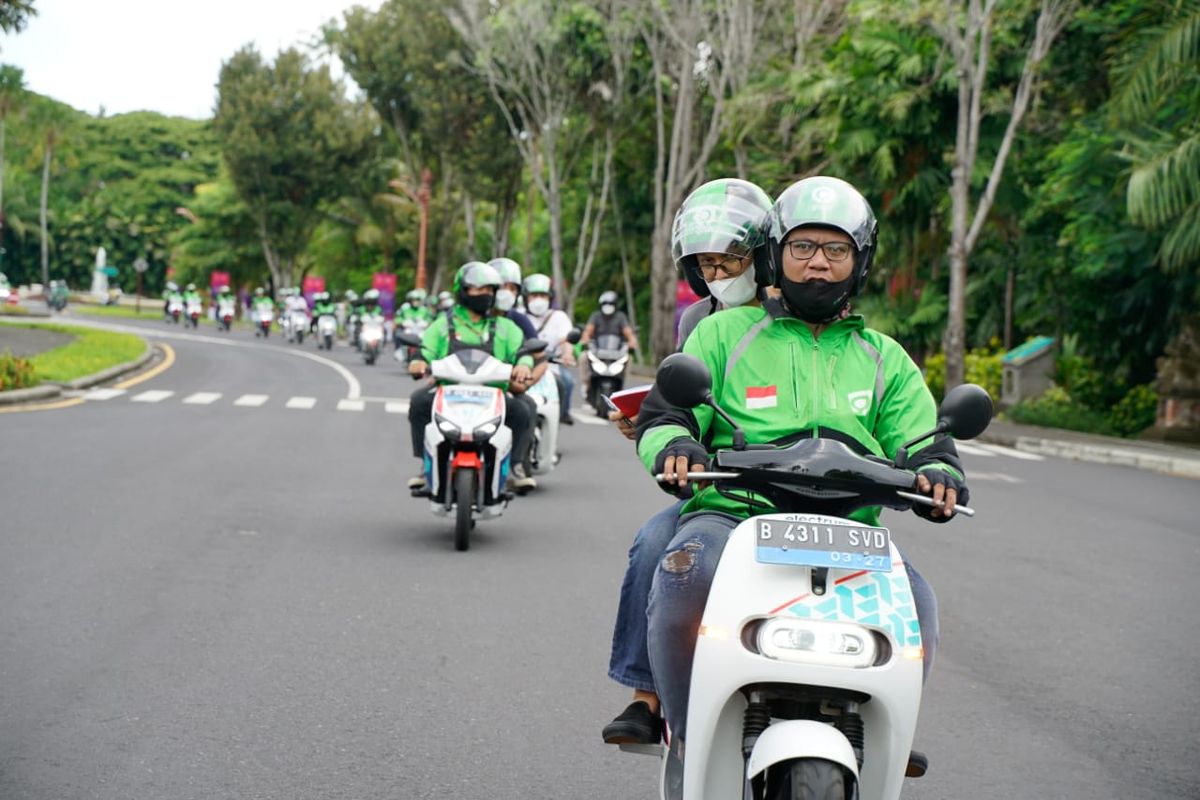 ojek online, motor listrik, motor, sepeda motor, bonceng, Cerita Penumpang Ojek Online Naik Motor Listrik, Posisi Duduk Kurang Nyaman