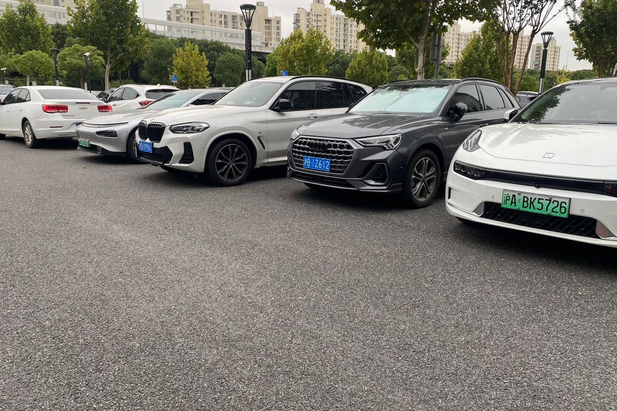 pelat nomor, mobil listrik, warna pelat nomor, warna pelat nomor mobil listrik di China, Beda dengan Indonesia, Ini Warna Pelat Nomor Mobil Listrik di China