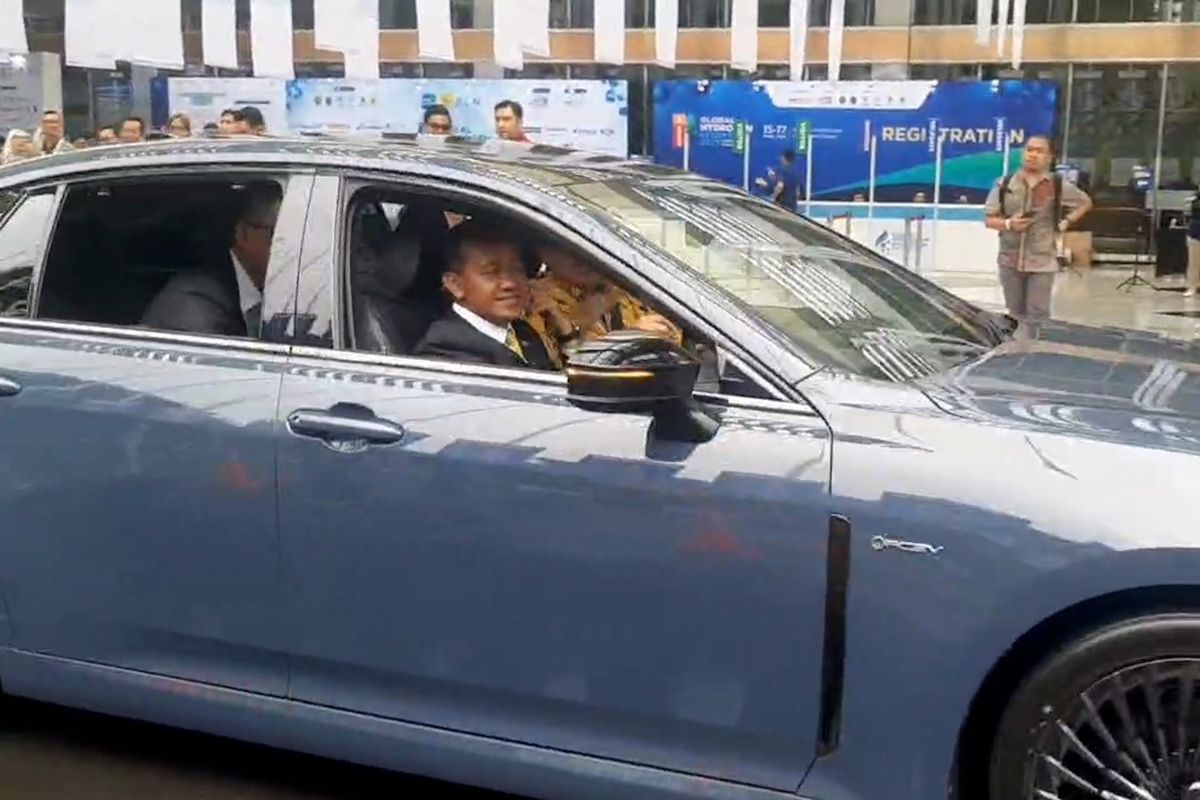 Toyota, Toyota Indonesia, Toyota Crown, toyota Indonesia, mobil hidrogen, Menteri ESDM Bahlil Lahadalia, Ketika Bahlil Nyetir Toyota Crown Hidrogen: Enggak Lompat dan Goyang