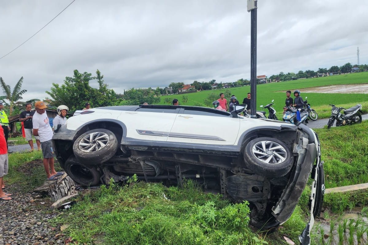 Toyota Rush Terpental Usai Tertabrak KA Batara Kresna: Peringatan untuk Pengendara di Pelintasan