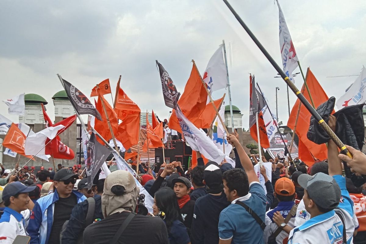 Penjualan Mobil, industri otomotif, ketidakpastian ekonomi, demonstrasi berkepanjangan, Volatilitas Ekonomi dan Otomotif: Efek Dari Gelombang Demonstrasi