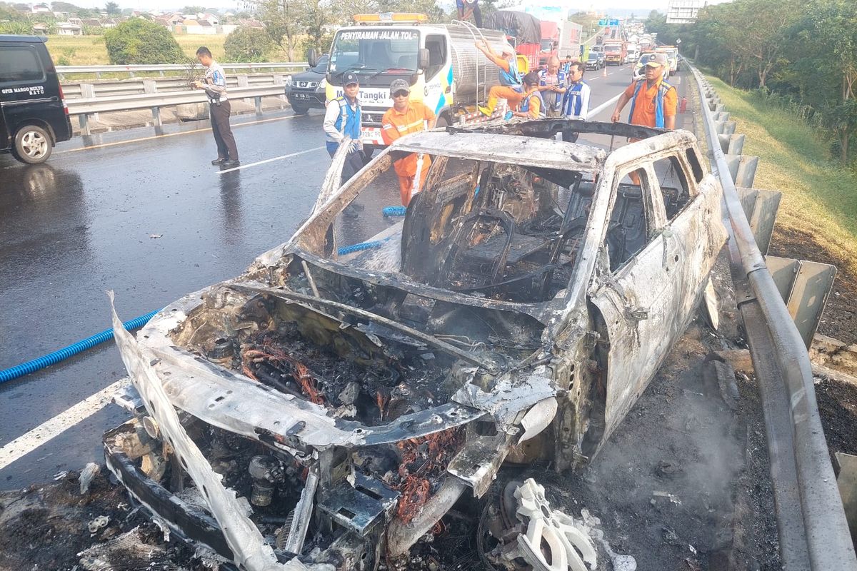 terbakar, jalan tol, Range Rover, mobil terbakar, penanganan mobil terbakar, Belajar dari Range Rover Terbakar di Pasuruan, Begini Penanganannya