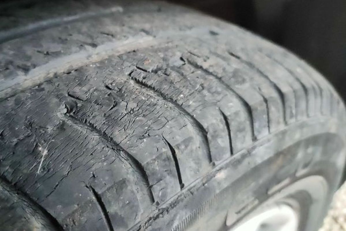 ban mobil, Ban mobil, Ban Kendaraan, ban mobil retak, ban retak, Kenali Penyebab Retak Halus pada Ban dan Pencegahannya