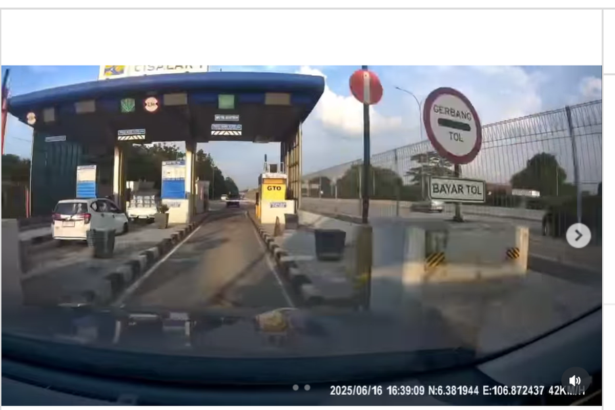 menerobos, jalan tol, LCGC, keselamatan berkendara, Selain Melanggar Hukum, Terobos Tol Bisa Sebabkan Insiden Beruntun