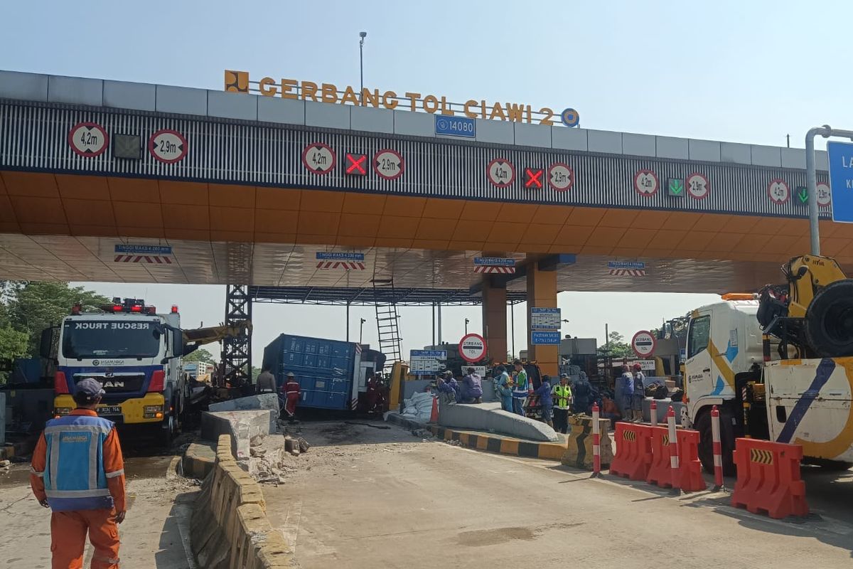 kecelakaan truk, truk kontainer, Gerbang Tol Ciawi 2, Truk tabrak Gerbang Tol Ciawi, Kondisi Terkini Kecelakaan Truk di GT Ciawi 2, Masih Evakuasi