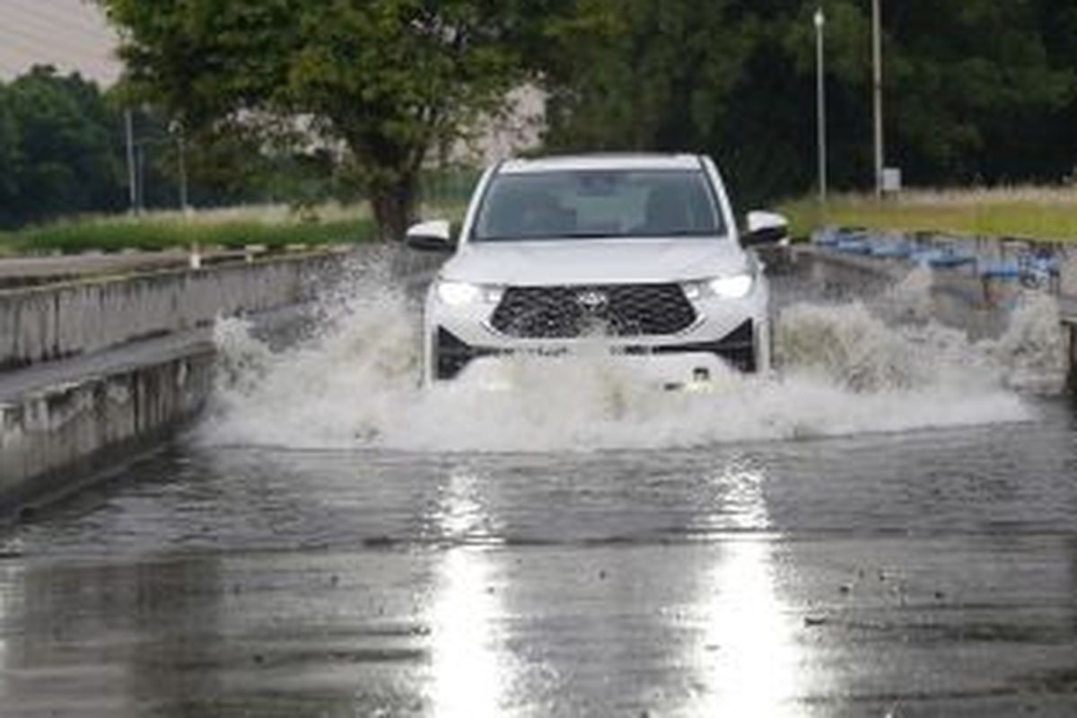 Seberapa Aman Mobil Hybrid Melewati Banjir?