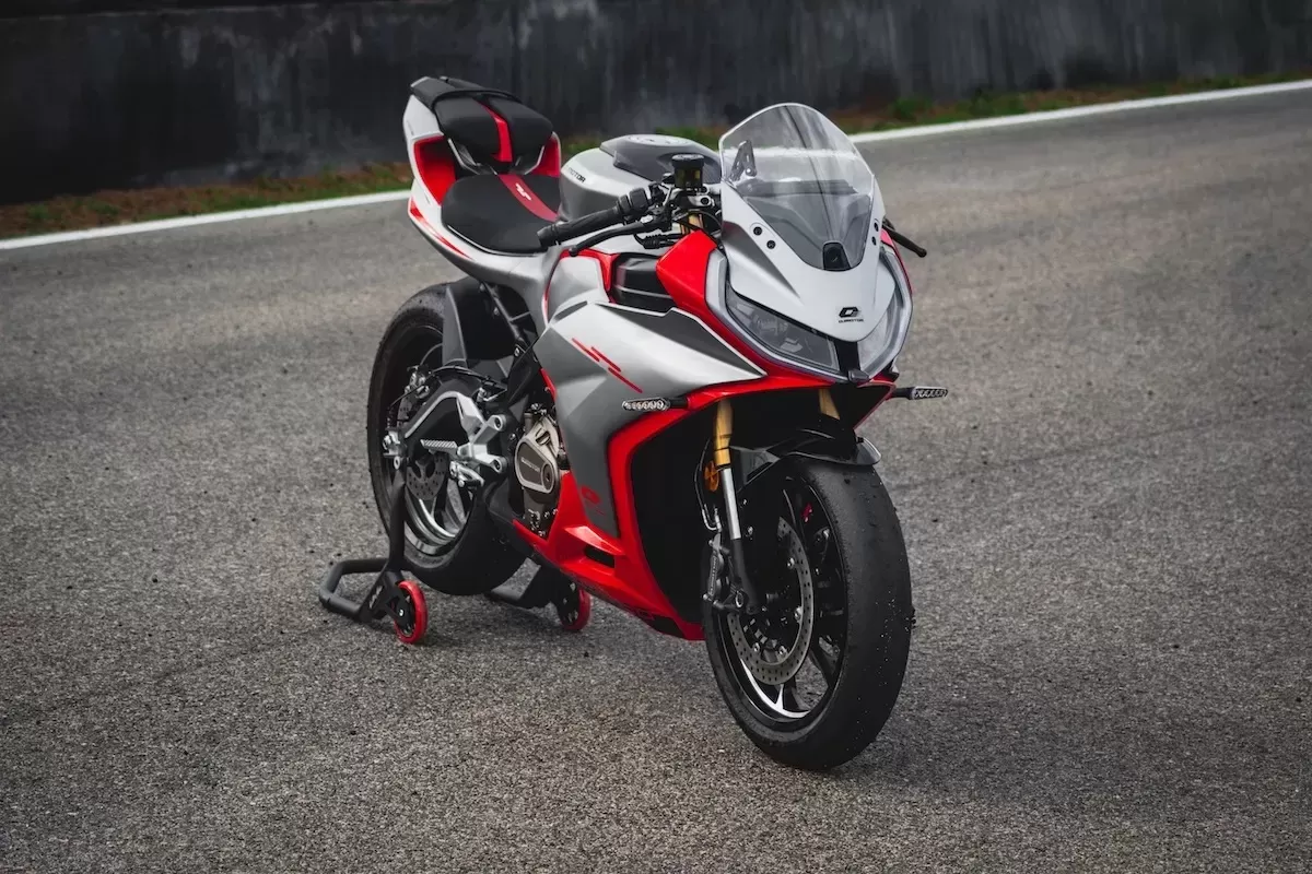 Motor Supersport QJMotor SRK 421 RR, Pesaing Berat Kawasaki ZX-4RR