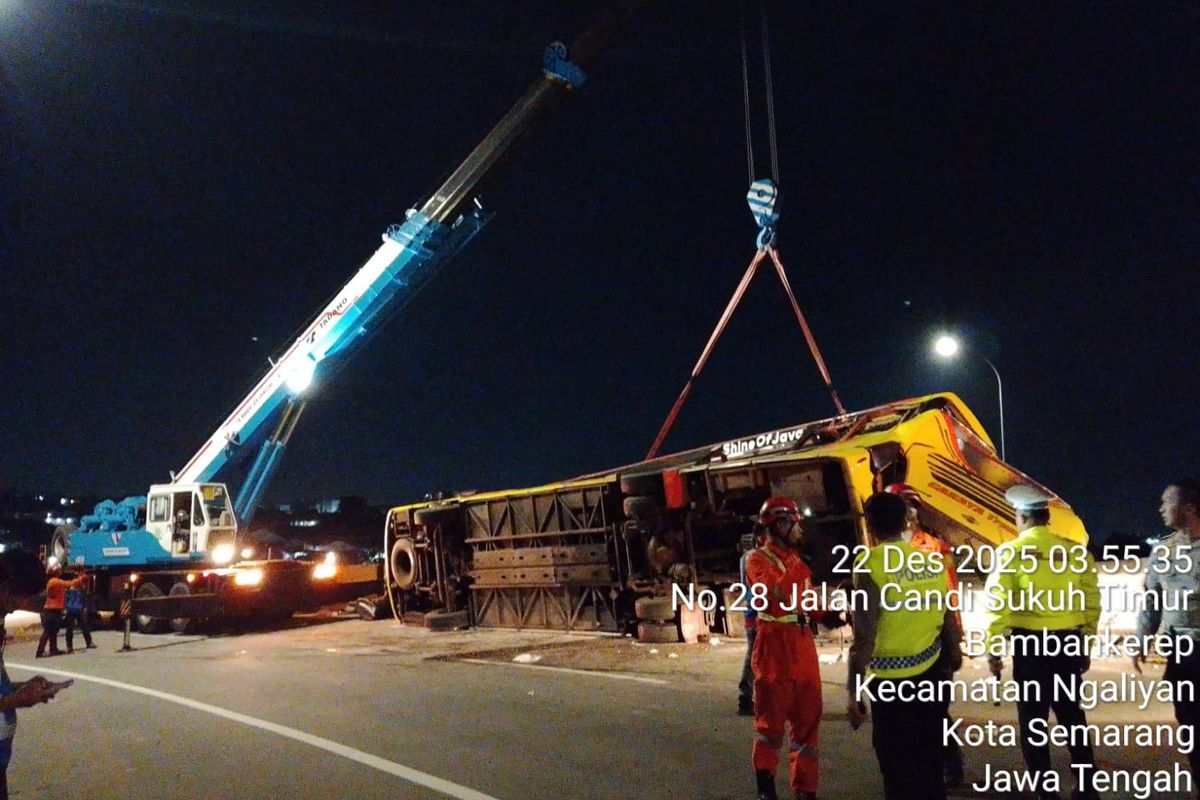 Bus PO Cahaya Trans Kecelakaan Fatal di Tol Krapyak Semarang