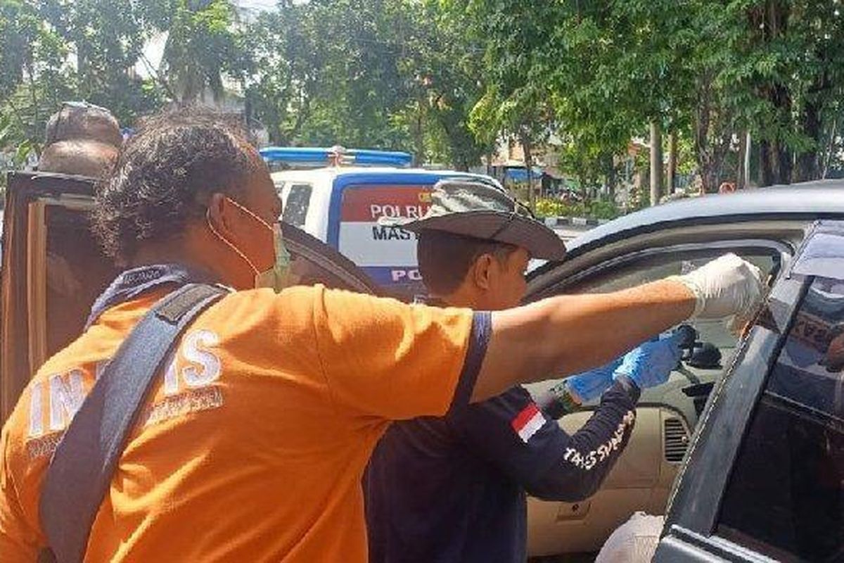 AC menyala, ac menyala, tewas di mobil, sepasang kekasih tewas di mobil surabaya, pria wanita tewas di surabaya, mesin menyala, 2 Orang Tewas di Dalam Mobil dengan Kondisi Mesin dan AC Menyala