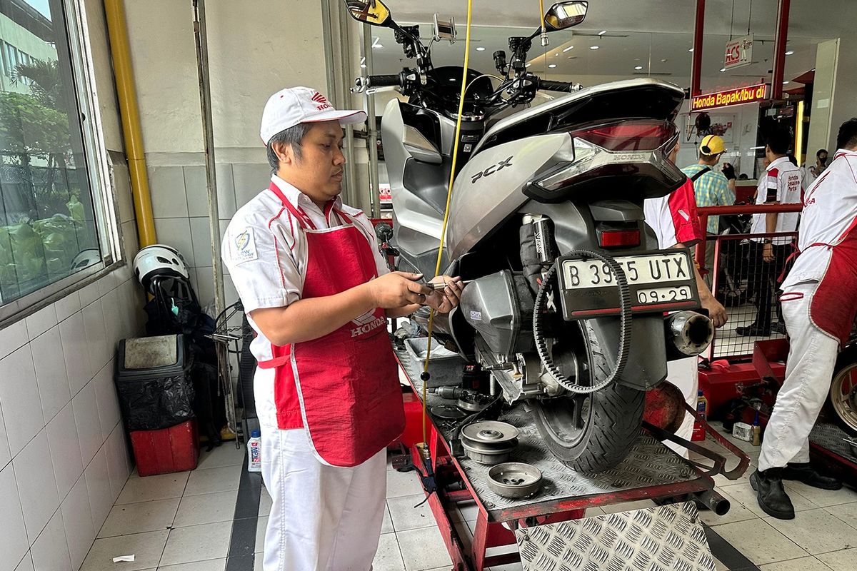 dolar AS, industri otomotif, nilai tukar rupiah, harga suku cadang, Rupiah Melemah, Harga Suku Cadang Otomotif Terancam Naik