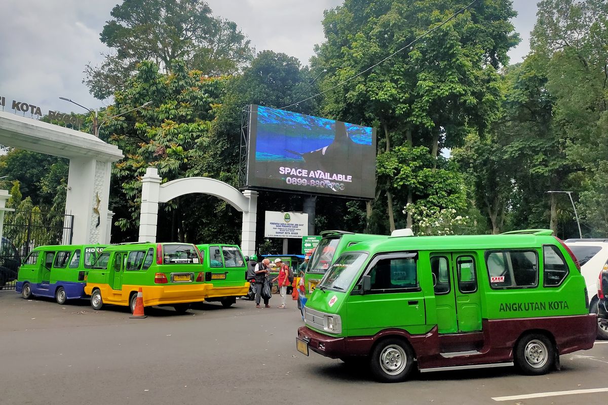Demo Sopir di  Bogor, Mobil Listrik Hatchback