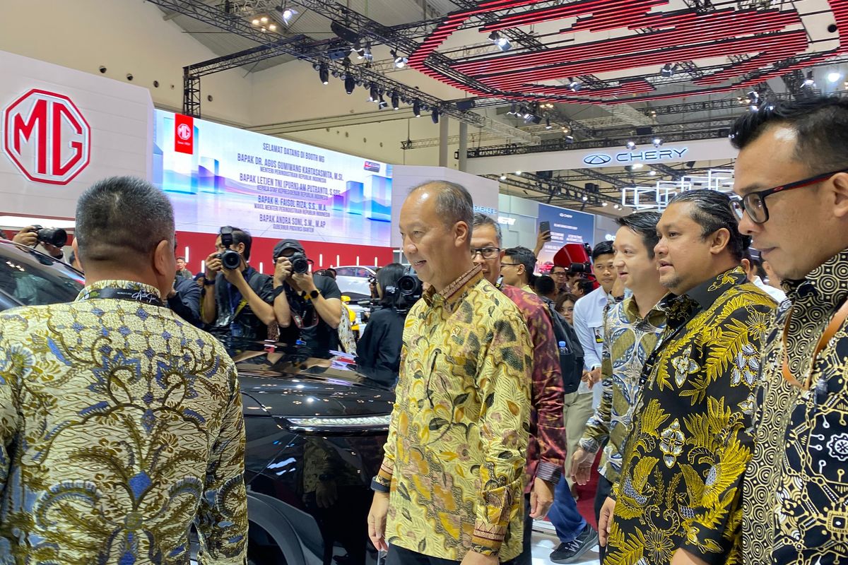 GIIAS 2025, Cortez Darion, Menperin Agus Gumiwang, Wuling Cortez Darion, Mampir ke Booth Wuling, Menperin Penasaran dengan Cortez Darion