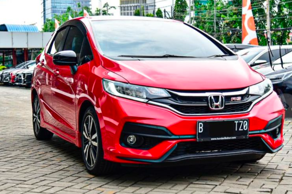 Honda Jazz, Toyota Yaris, perbandingan mobil, hatchback Indonesia, Honda Jazz vs Toyota Yaris: Persaingan Hatchback Terpanas di Indonesia