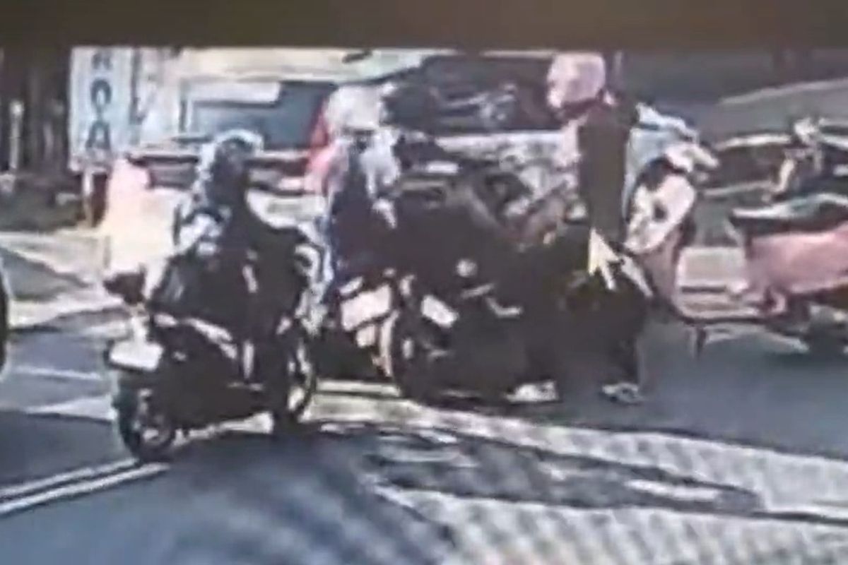 Zaskia Adya Mecca, motor vespa, aksi arogansi, arogan di jalan, pengendara vespa, Belajar dari Insiden Pengendara Vespa Pukul Karyawan Zaskia Adya Mecca