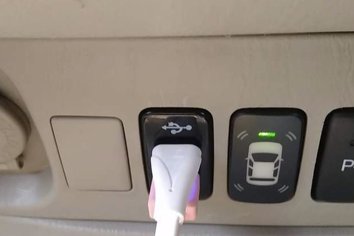 mengisi daya power bank, Suparna Auto2000, power outlet mobil, risiko overcharge, Fitur Power Outlet Mobil: Aman untuk Menngecas Power Bank?