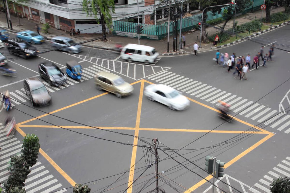 yellow box junction, Marka jalan, yellow box junction artinya, marka kotak kuning, fungsi marka kotak kuning, Apa Fungsi Marka Garis Kotak Kuning di Tengah Jalan?