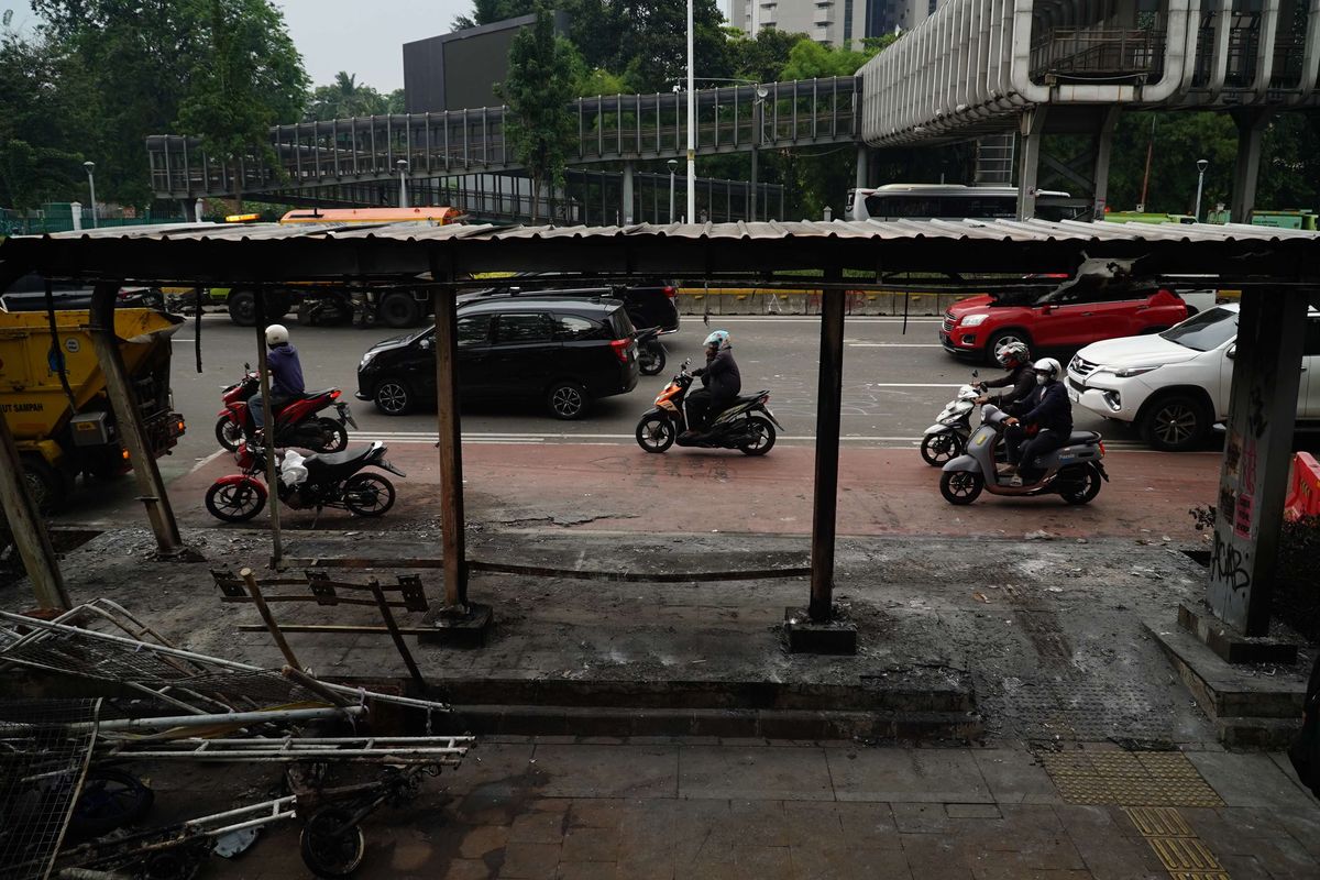 mobilitas warga, Kemacetan Jakarta, kerusakan halte Transjakarta, perbaikan transportasi, Kerusakan Halte Transjakarta Membuat Warga Kembali Pakai Sepeda Motor