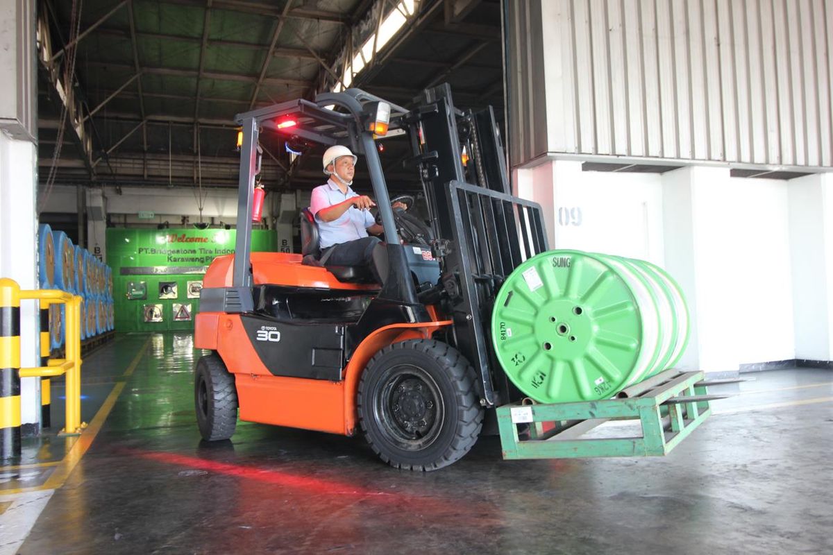 Bridgestone, forklift, Ban Motor, ban mobil, Cara Bridgestone Tekan Emisi Karbon di Pabrik