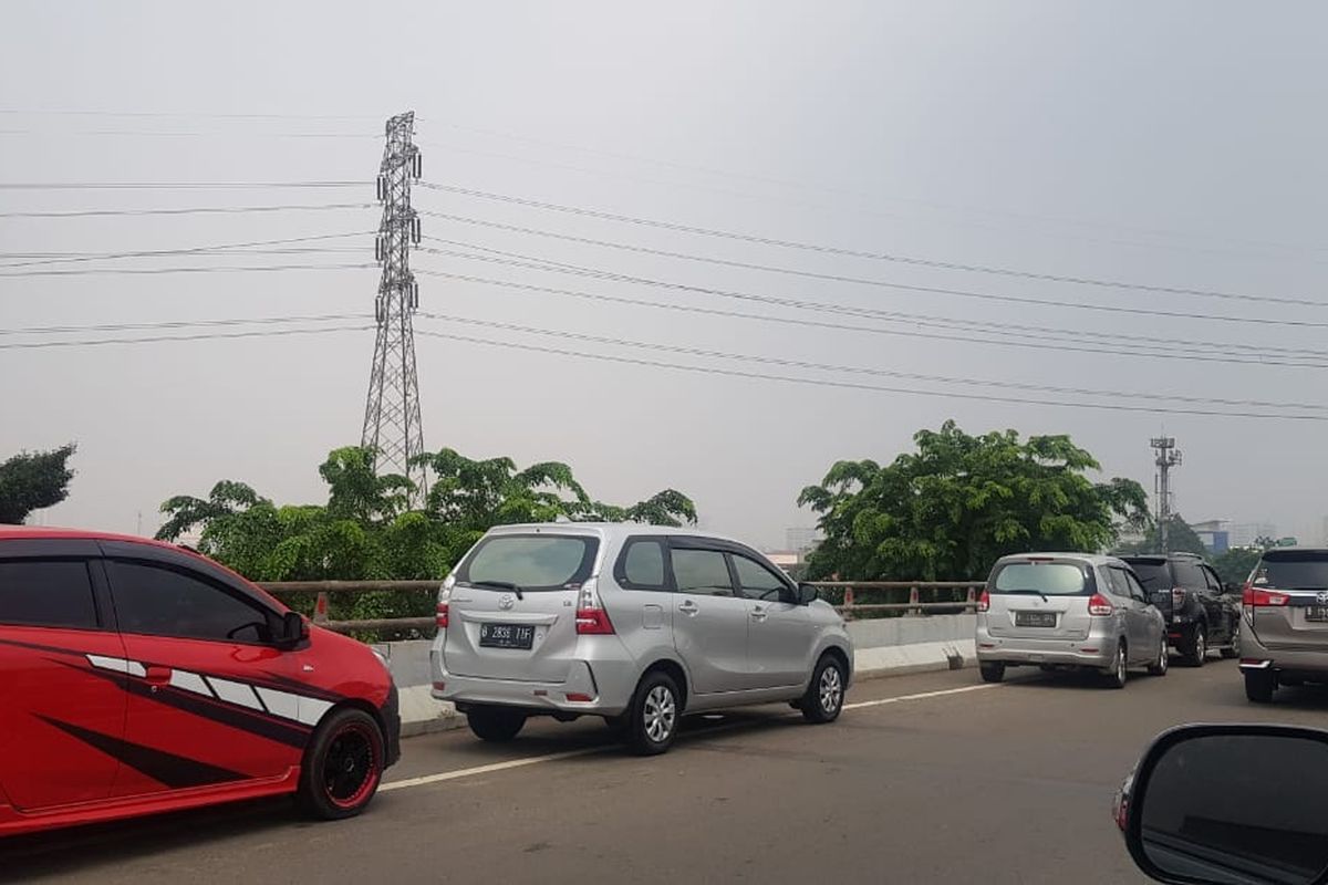 Sering Terjadi Saat Mudik, Ini Risiko Berhenti di Bahu Jalan Tol