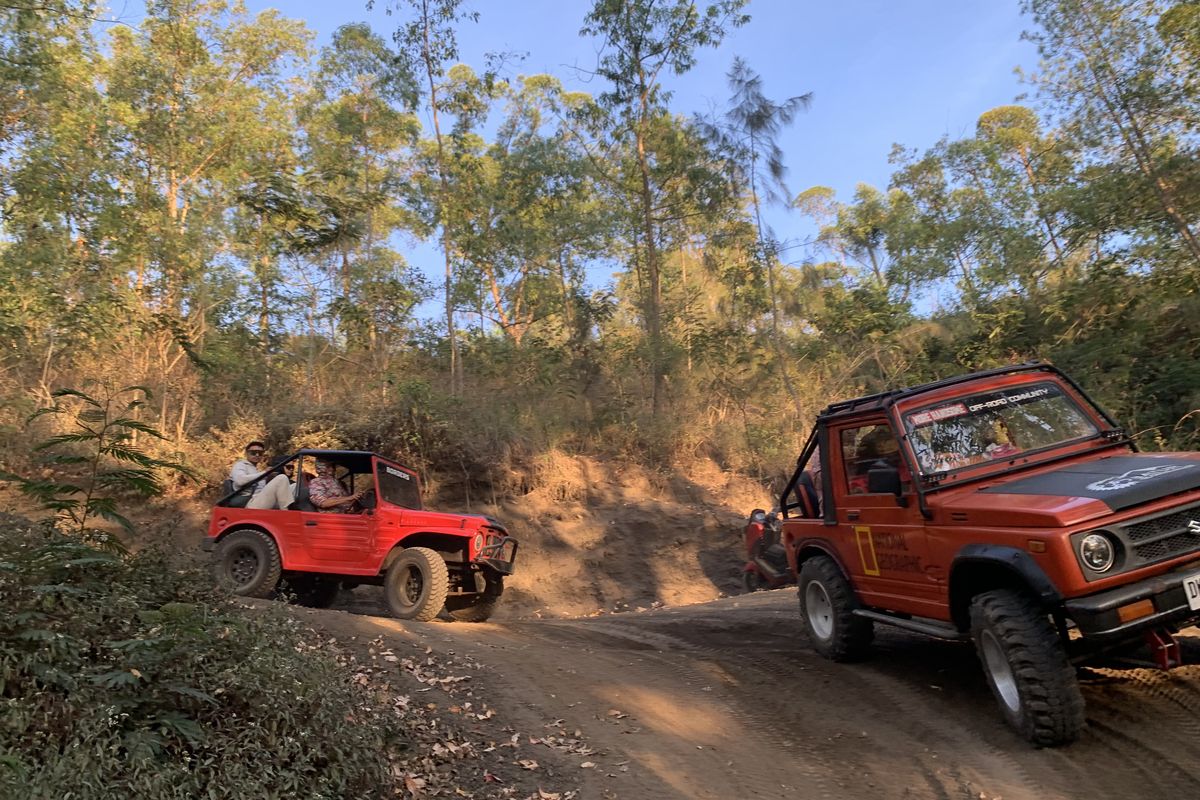persiapan off-road, kesiapan pengemudi, posisi duduk yang tepat, kenali fitur kendaraan, Persiapan Wajib Sebelum Off-road, Jangan Main Gas ke Alam Liar
