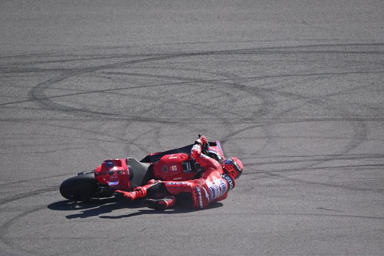 MotoGP, Marc Marquez, MotoGP Indonesia, balap motor, balap, Kondisi Marquez Usai Jatuh di MotoGP Indonesia 2025, Tangannya Retak