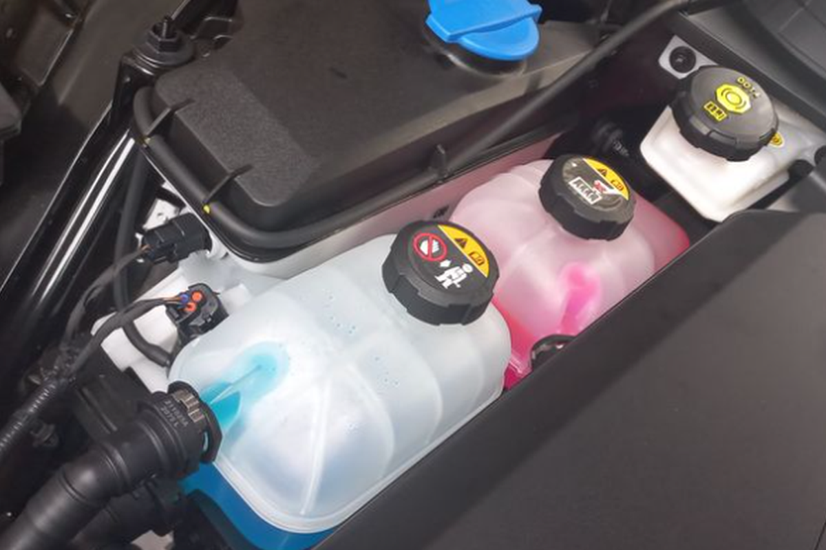 baterai, overheating, mobil listrik, cairan pendingin, Cara Mengecek Cairan Pendingin Mobil Listrik Agar Tetap Optimal