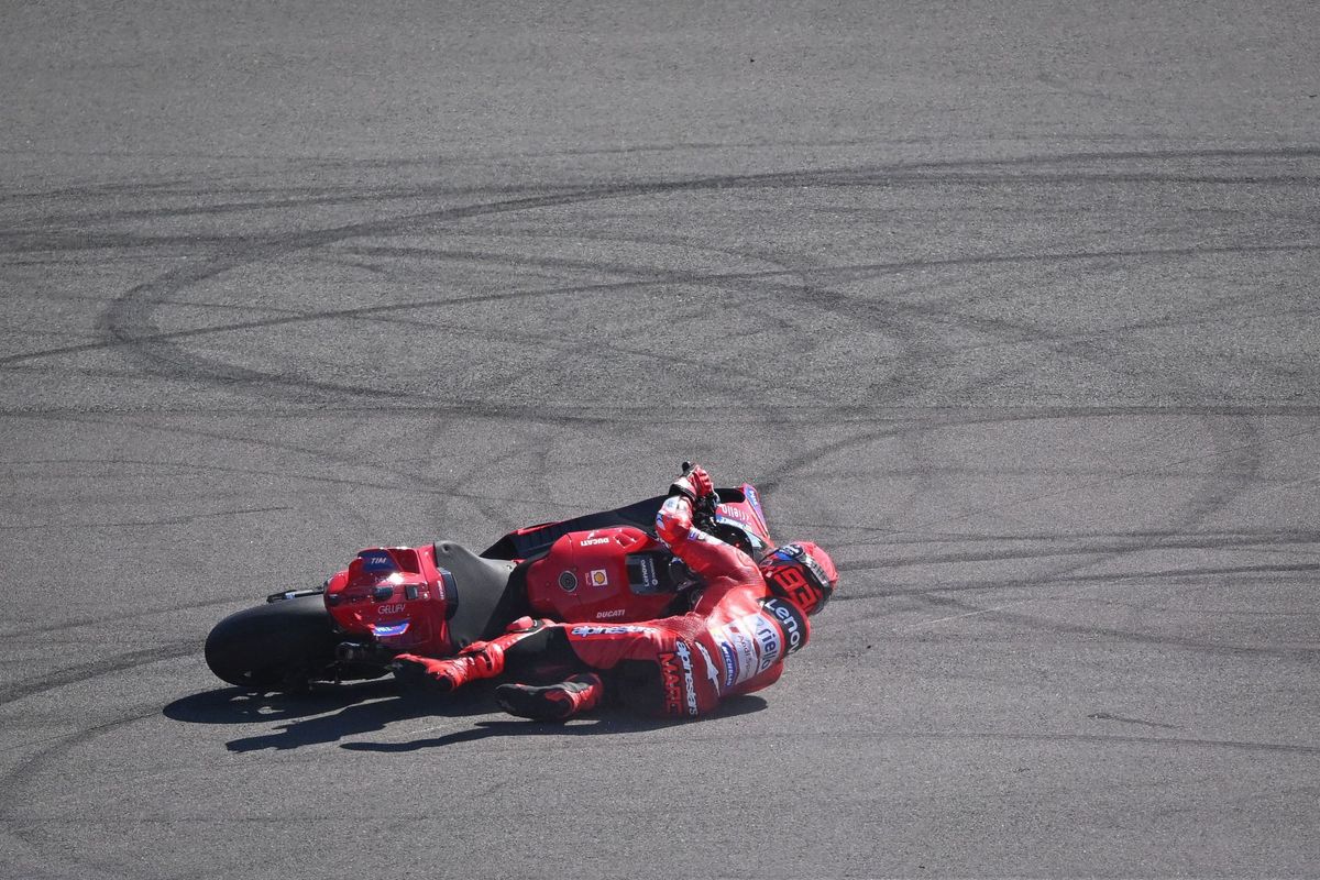 MotoGP, mandalika, MotoGP Indonesia, Joan Mir, Marquez, marc marquez crash, Live MotoGP Indonesia 2025: Marc Marquez dan Bezzecchi Tabrakan
