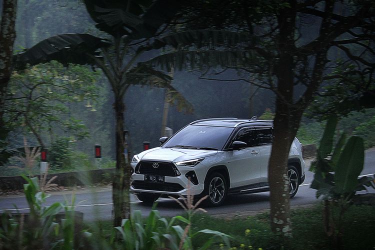 membuka jendela mobil, Membuka jendela mobil, Berkendara di pegungan, Matikan AC mobil di pegungan, Keuntungan Buka Jendela Mobil saat Melintasi Area Pegunungan