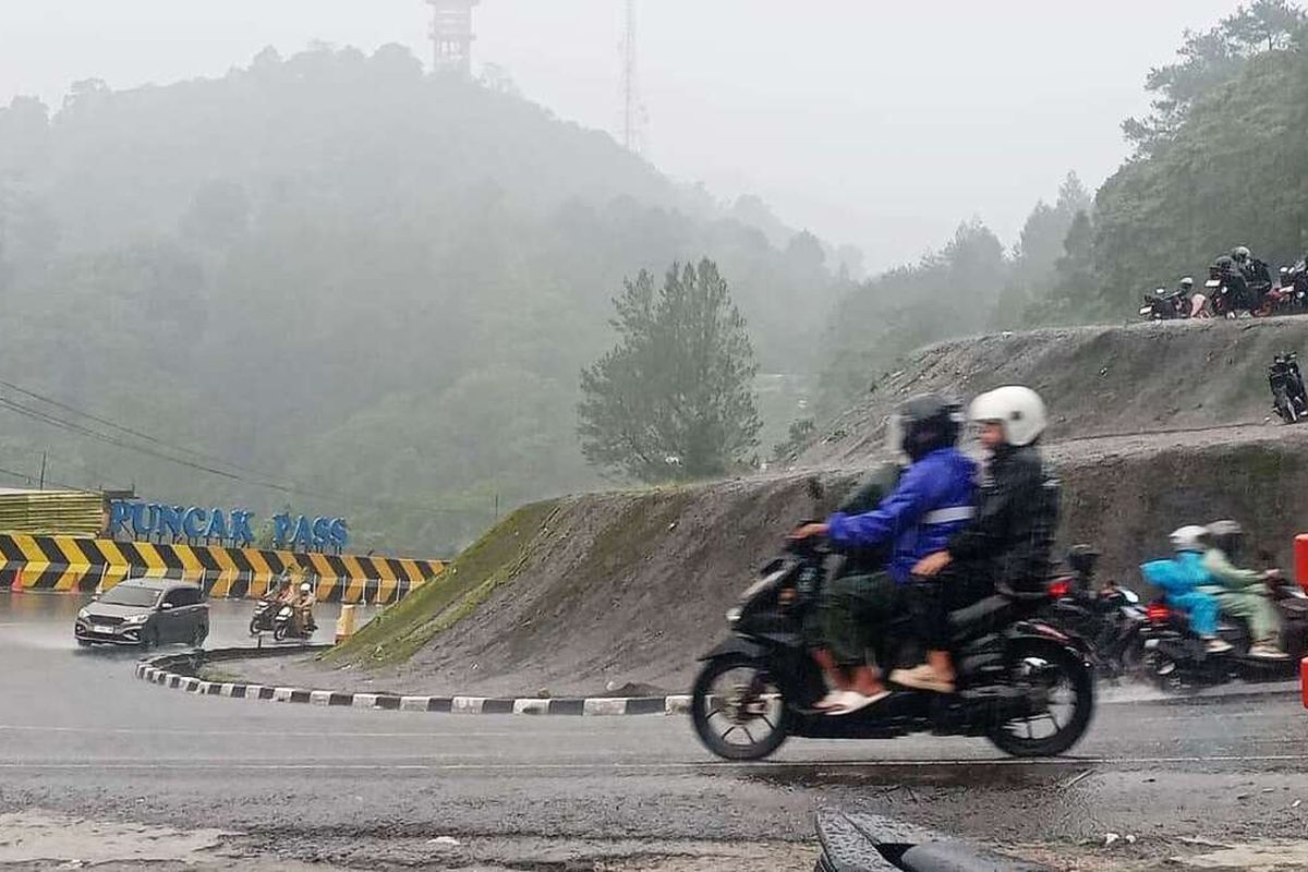 Waspada Jalan Licin: Tips Aman Berkendara Motor Saat Hujan