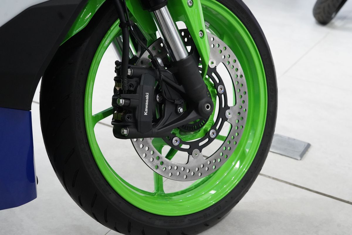motor, rem cakram, Disc Brake, cakram motor, pengereman motor, Kenapa Posisi Cakram Rem Motor Ada yang di Kanan atau Kiri?