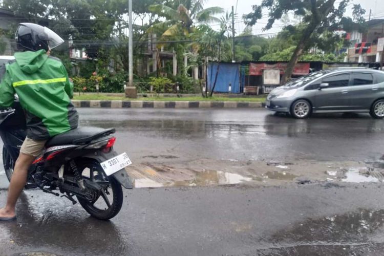 Lubang Jalan di Musim Hujan: Alarm Bahaya bagi Pemotor