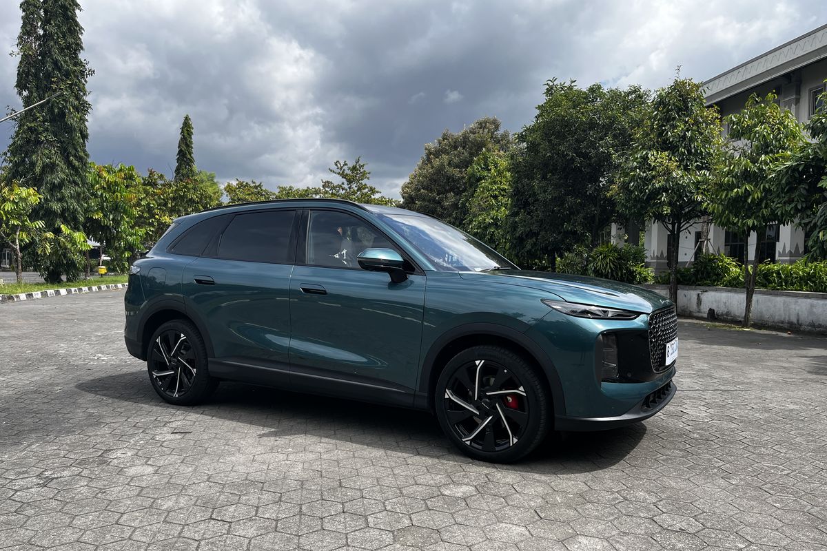 Jajal Lepas L8: Sensasi Berkendara SUV PHEV Modern