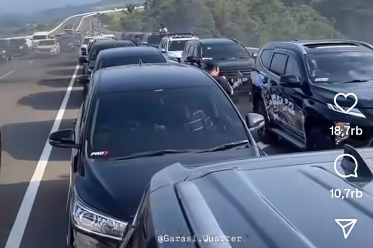 mobil diesel, jalan Tol, jalan tol, bahu jalan tol, Jalan Tol, pelanggaran, Rombongan Mobil Diesel Parkir Berlapis di Tol Cisumdawu, Ini Sanksi Hukumnya