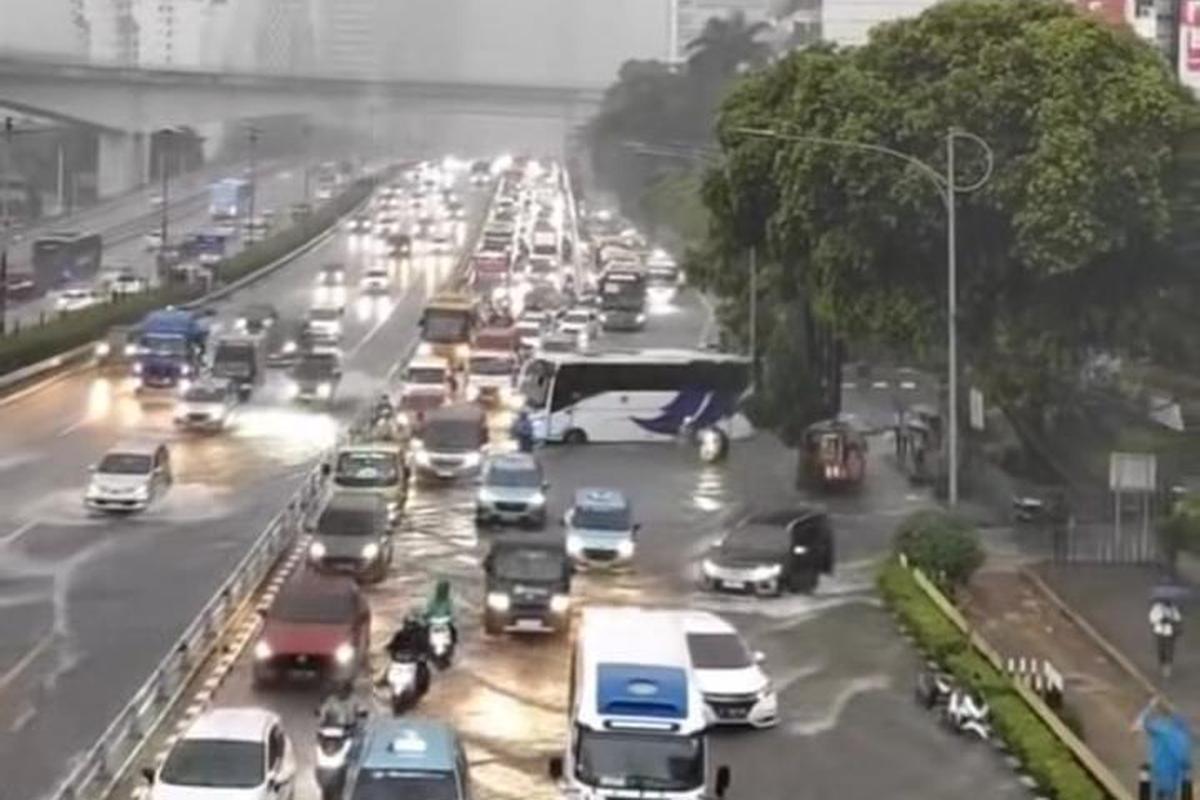 Perawatan Transmisi pada Mobil Matik Saat Musim Hujan